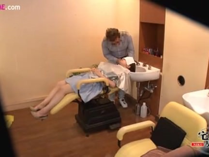 손님으로 온 그녀를 다루는 예술적인 손놀림