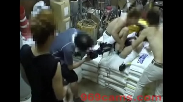 창고에서 갱뱅당하는 일본 여자친구