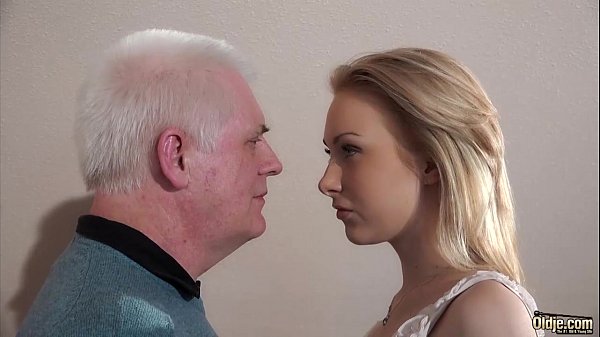 채용담당자가 인터뷰 중에 젊은 그녀를 덮치고