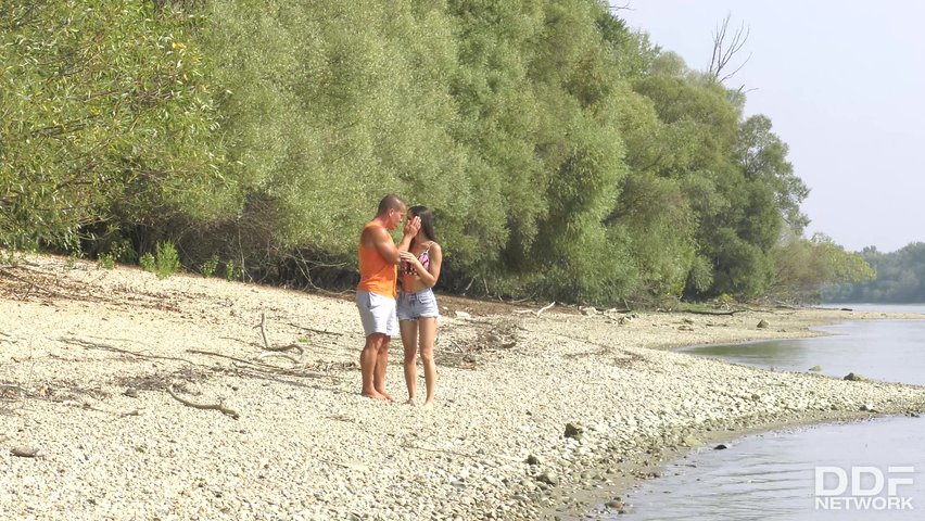 [서양] 섬에서의 휴가, 대낮에 해변가에서 정사 – 릴루 문