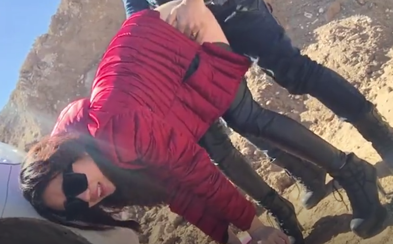 [대만 노모] 대낮에 한적한데 차 세워놓고 자지 빨고 즉석에서 바지내리고 섹스